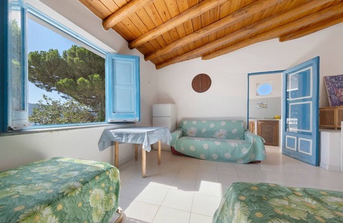 Lingua Apartment | Apartment 'Quadara - Sul Rifugio' with Sea View, Private Terrace and Shared Garden