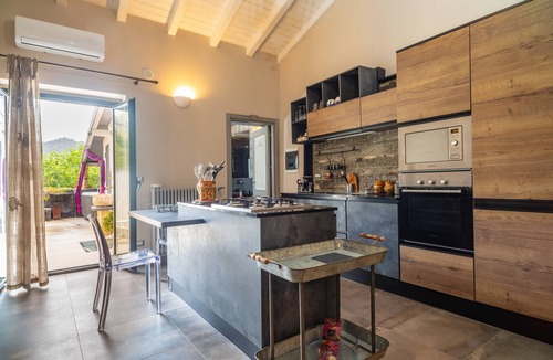 Rovittello Apartment | Apartment 'Sikelia Relais 2' with Mountain View, Wi-Fi and Air Conditioning
