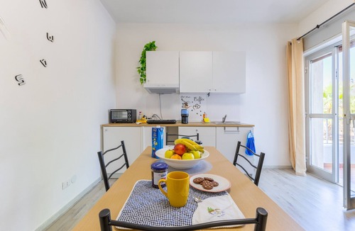 Comiso Apartment | Apartment 'Trilocale In Villa Con Piscina' with Mountain View, Shared Pool and Wi-Fi