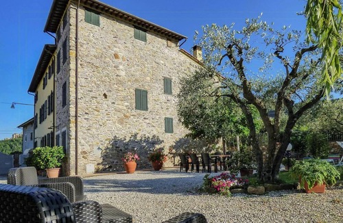 Cascine-La Croce Apartment | Apartment with pool and private terrace in Tuscany