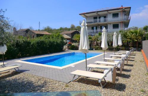 Santa Venerina Apartment | Apartment with air conditioning and salt pool