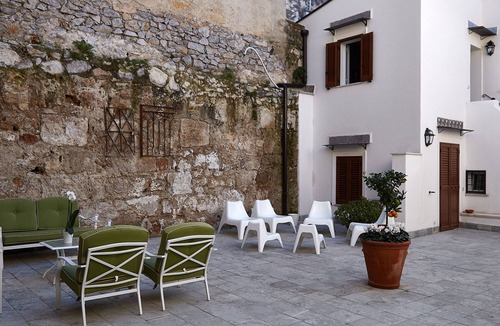 Albergheria Apartment | Apartment with garden in the old town