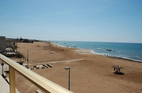 Donnalucata Apartment | Apartment with terrace, on the beach, very quiet location, WiFi, aircon, 5 pers.