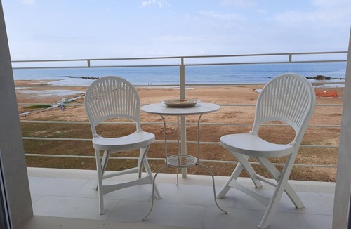 Donnalucata Apartment | Apartment with terrace, on the beach, very quiet location, WiFi, aircon, 5 pers.