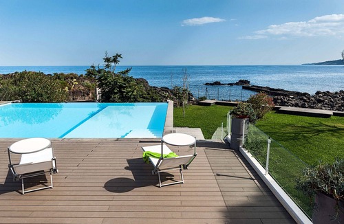 Stazzo Apartment | Apartment with terrace and direct access to the sea. Shared pool. Conchiglia