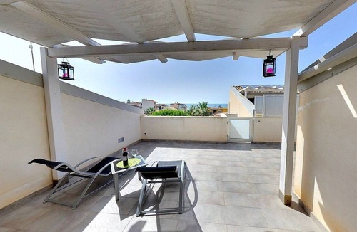 Punta Secca House | Appartamento Odisseo B: A cozy apartment situated at a few steps from a sandy beach, with Free WI-FI.
