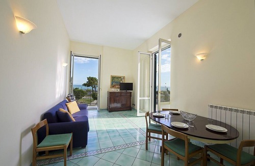 Vietri sul Mare House | Appartamento Mariuccia A: A bright apartment situated at a short distance from the beach, with Free WI-FI.