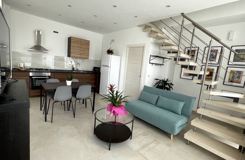 Santa Lucia House | Appartamento Vista Mare con 2 Camere e 3 Bagni, Fronte Spiaggia, Parcheggio