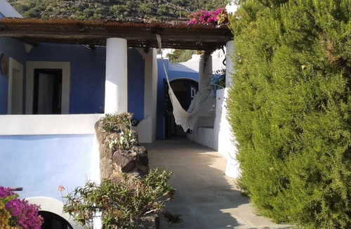 Filicudi Porto House | ARCHETTO 2 A ROMANTIC NEST BETWEEN BLUE AND GREEN