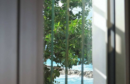 Pizzo Apartment | At 40 meters from the beach, it offers bright rooms with balconies and a private garage.