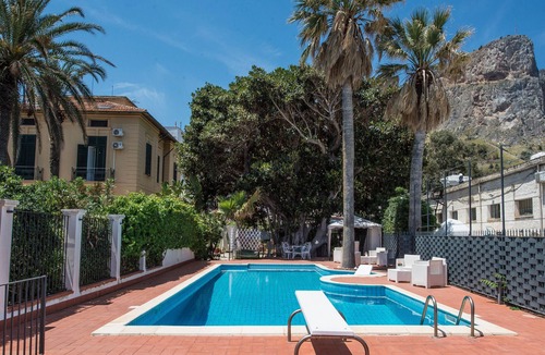 Palermo Bed & Breakfast | B&B Villa Liberty sul mare - Camera Magenta