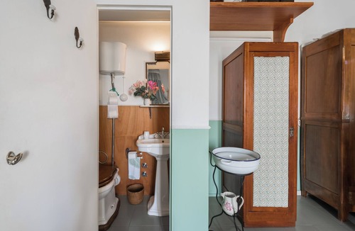 Leni Bed & Breakfast | B&B Villa Pittorino: Giuliana Room in Salina cir 19083037C100309
