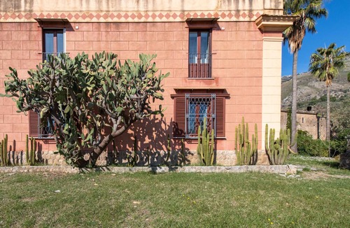 Scillato Villa | Baglio Scannale con piscina by Wonderful Italy
