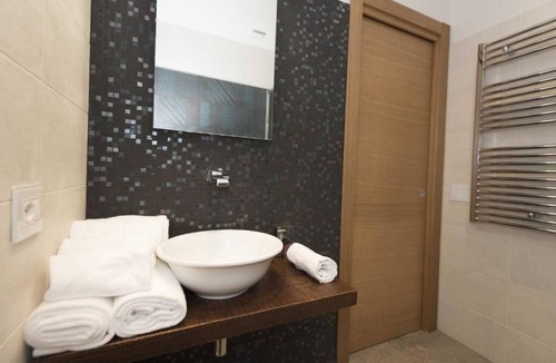 Cori Hostel | Balthazar Double Room with Spa Bath