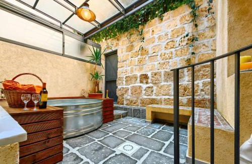 Palermo Apartment | Basso 61, Urban Oasis with Mini Pool and Courtyard