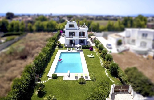 Carrozziere Villa | Beachfront Syracuse Villa | 5 Bedrooms | Villa Maddocazzo | Spectacular Sea.