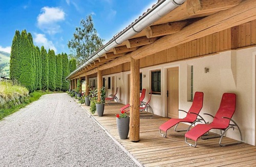 Kaprun Villa | Beautiful apartment in villa for 4 guests with TV, balcony and pets allowed
