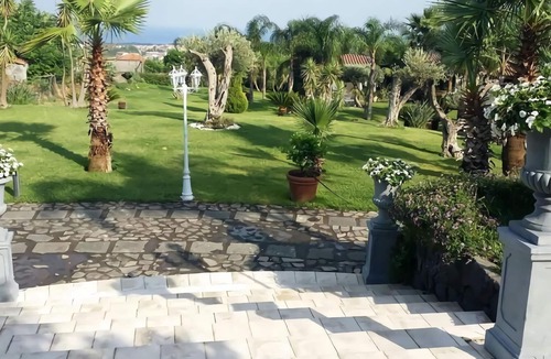 Giarre House | Beautiful holiday home in Giarre with shared pool