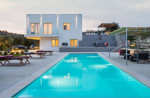 Avola Villa | Beautiful private villa for 9 people with private pool, WIFI, A/C, TV, terrace and panoramic view
