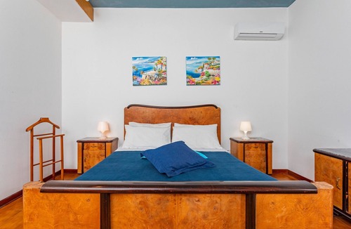Aci Sant'Antonio Bed & Breakfast | Bed and Breakfast 'Carolea' with Shared Pool, Wi-Fi and Air Conditioning