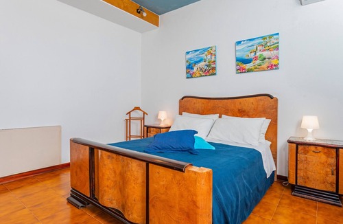Aci Sant'Antonio Bed & Breakfast | Bed and Breakfast 'Carolea' with Shared Pool, Wi-Fi and Air Conditioning