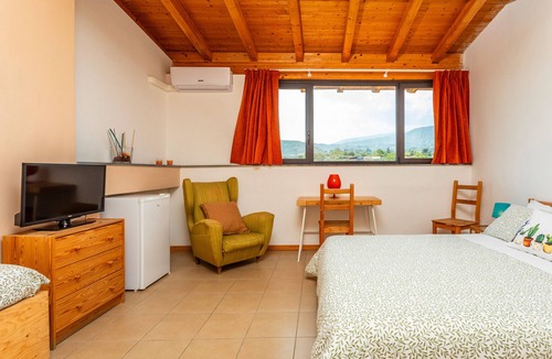 Aci Sant'Antonio Bed & Breakfast | Bed and Breakfast 'Carolea - Nocellara Dell'Etna' with Shared Pool, Wi-Fi and Air Conditioning