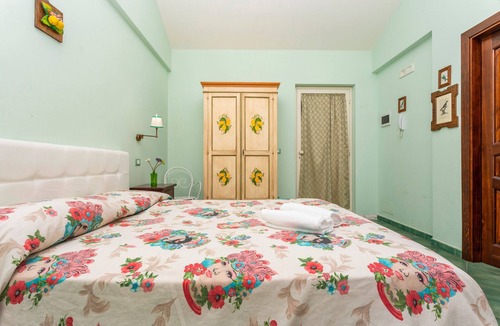 Calatabiano Bed & Breakfast | Bed and Breakfast 'Sole' with Sea View, Shared Pool and Wi-Fi