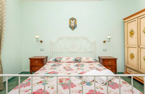 Calatabiano Bed & Breakfast | Bed and Breakfast 'Terra' with Sea View, Shared Pool and Wi-Fi