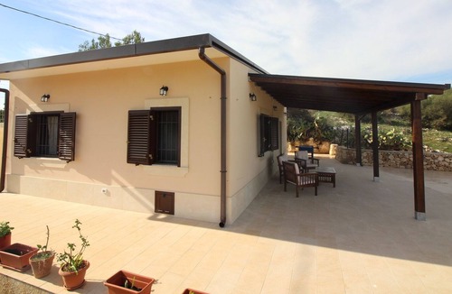 Floridia Villa | BELLAVISTA - Private Holiday Home with Swimming Pool!