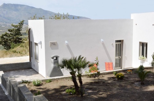 Custonaci House | Between sky and sea vacation home.