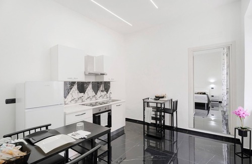 Mercato San Severino Apartment | Black and White Room with Jacuzzi