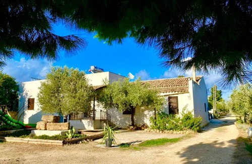 Castelvetrano Apartment | 'Blu Mare' Room with Shared Garden, Wi-Fi and Air Conditioning