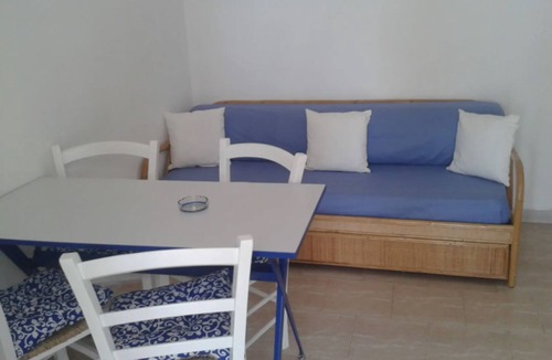 Marzamemi Villa | Blue and white malsine in Marzamemi