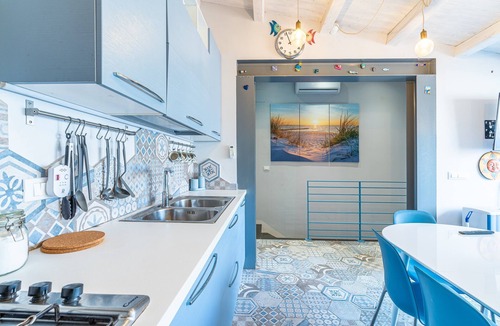 Portopalo di Capo Passero Apartment | Blue House Apartment with Terrace, Sea View, Wi-Fi and Air Conditioning