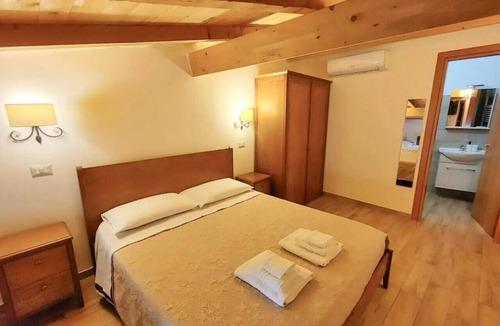 Baselice Bed & Breakfast | Borgo Sciugolo - Azalea Room