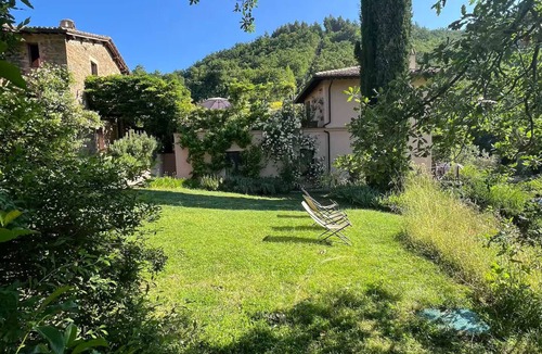 Assisi Villa | Boutique Studio Apartment in Traditional Villa, Swimming Pool, WIFI (Perugino)