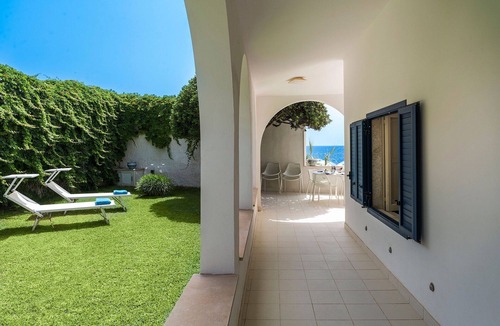 Calabernardo Villa | Brezza di Mare - House for 6 People directly on the Sicilian sea