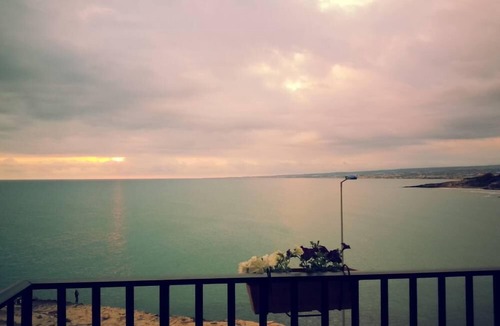 Cava dʼAliga Apartment | Bright apartment by the sea in Cava d'Aliga