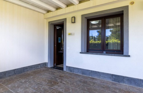 Mazzarino Apartment | 'Calura' Room with Garden View, Wi-Fi and Air Conditioning