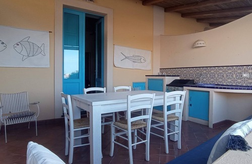 Lingua House | CARAEDO HOUSE - just steps from the sea