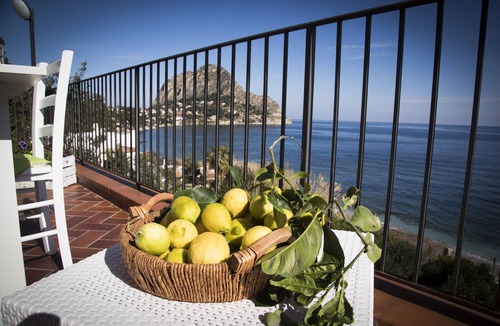 Capo Zafferano Apartment | Casa Azzurra allows you to admire the beauty of nature