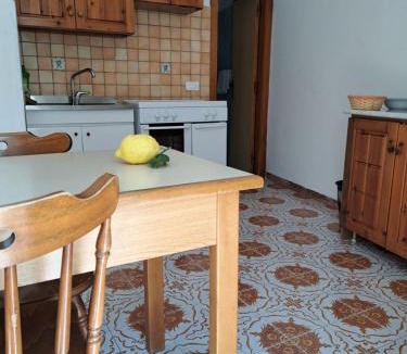 Sant'Angelo Apartment | Casa Gialla