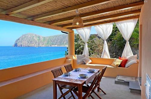 Lipari Villa | casa incastonata nel mare
