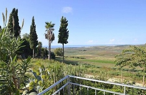 Sciacca House | Casa Maia: A modern and graceful apartment located on a hillside, facing the sea.