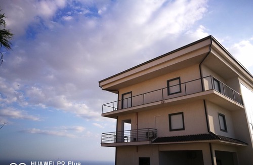 Favara Apartment | Casa Mare e Monti is an independent apartment
