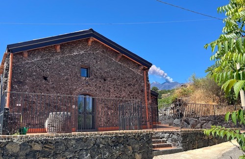Mascali House | Casa Naxos: Holiday home, 3 bedrooms, kitchen, 2 baths, terrace & vineyard