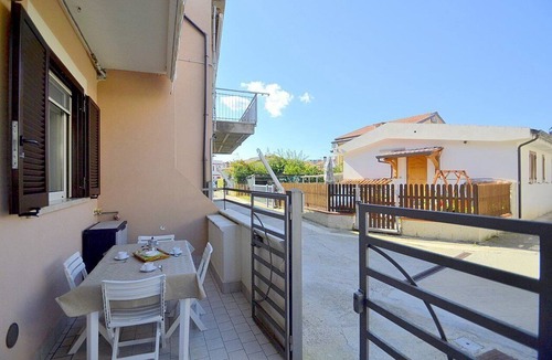 Agropoli House | Casa Pesca D: A welcoming townhouse situated at a few steps from a sandy beach, with Free WI-FI.