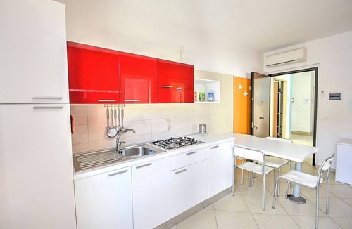 Agropoli House | Casa Pesca E: A modern and graceful apartment situated at a few steps from a sandy beach, with Free WI-FI.