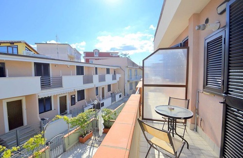 Agropoli House | Casa Pesca E: A modern and graceful apartment situated at a few steps from a sandy beach, with Free WI-FI.
