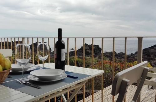 Pozzillo House | Casa Pozzillo: two rooms with splendid sea right in front of the house!